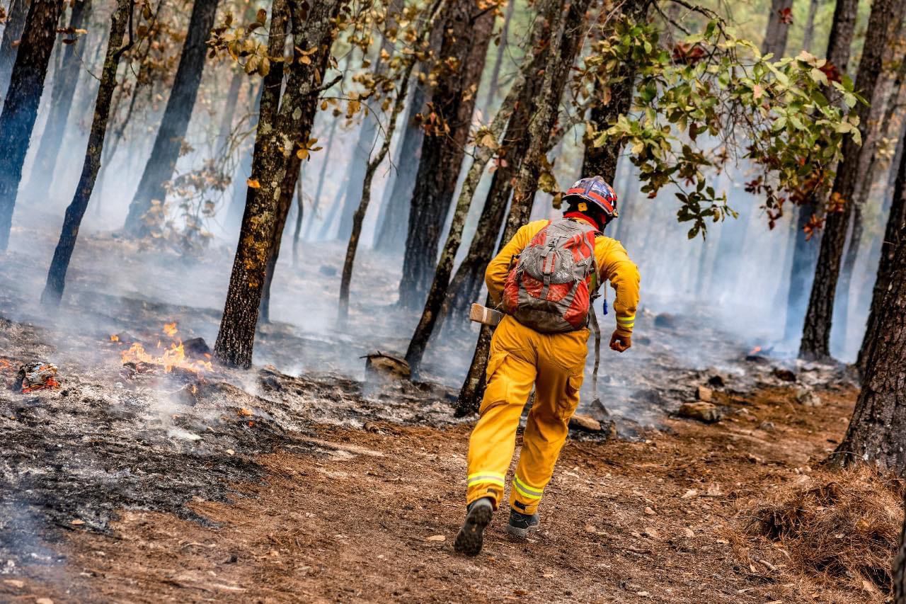 Incendio en Santiago N.L; Sigue avanzando su combate