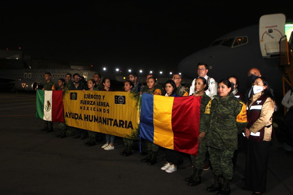 Llega avión con otros 57 mexicanos rescatados de Ucrania