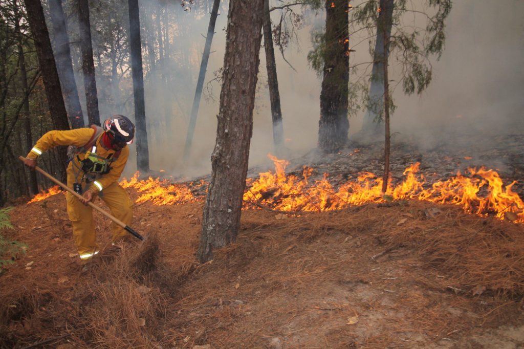 Incendio de Santiago, Nuevo León, se encuentra sólo a un kilómetro de Coahuila